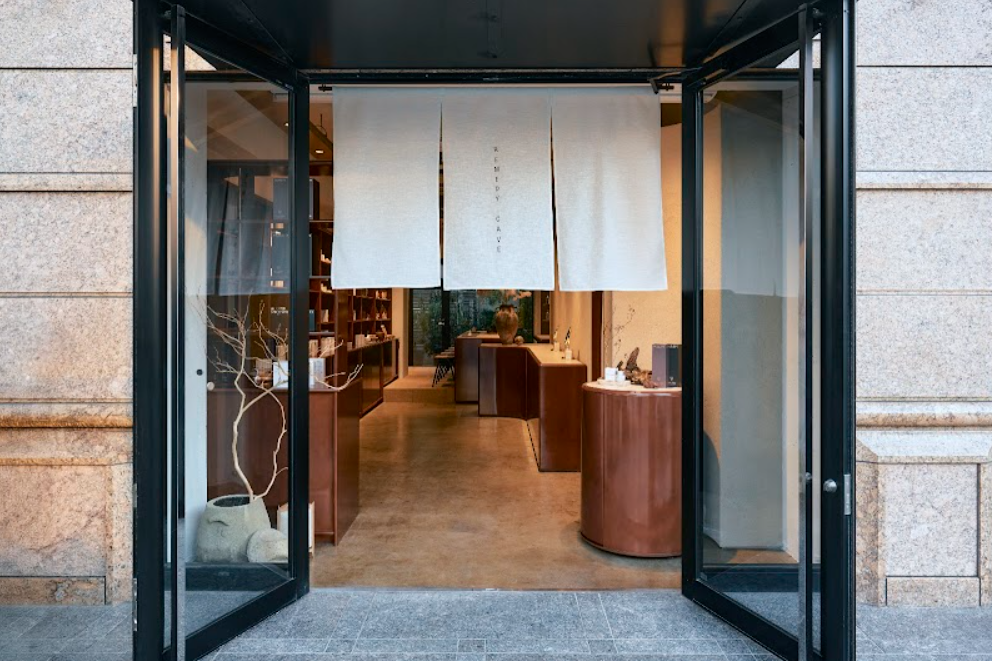 心と肌を本来の輝きへ。「SNOW FOX SKINCARE」の世界に触 れる、直営店と全国の拠点。